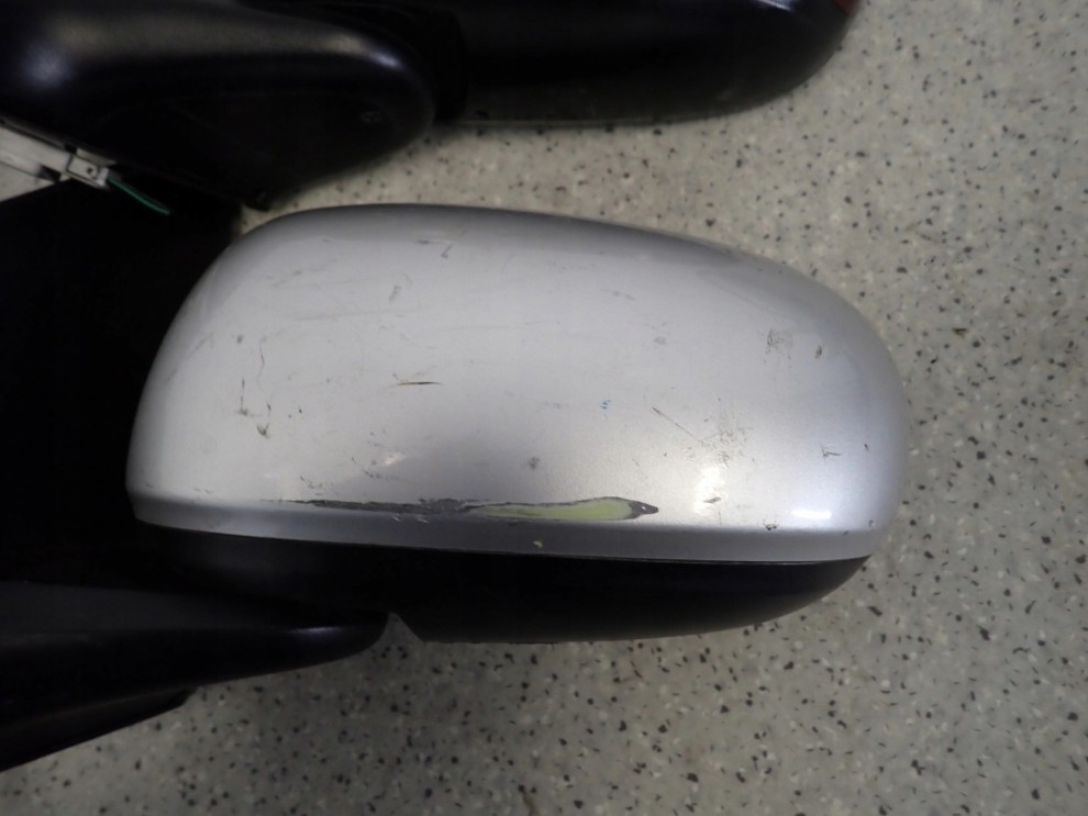 ALMERA TINO 00-06 LUSTERKO LEWE 3 PINY 4/8