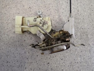 TOYOTA YARIS I 99-05 ZAMEK DRZWI PRZEDNI LEWY