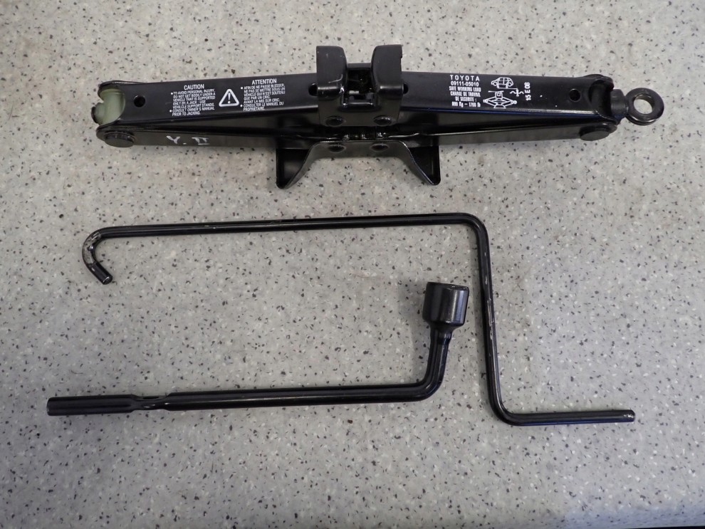 TOYOTA YARIS LEWAREK PODNOŚNIK SAMOCHODOWY KLUCZ KORBA 1/1