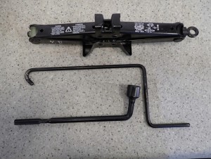 TOYOTA YARIS LEWAREK PODNOŚNIK SAMOCHODOWY KLUCZ KORBA 1/1 MINIATURA