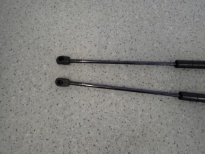 SUZUKI IGNIS 03-06 SIŁOWNIKI KLAPY TYLNEJ AMORKI 5/7 MINIATURA