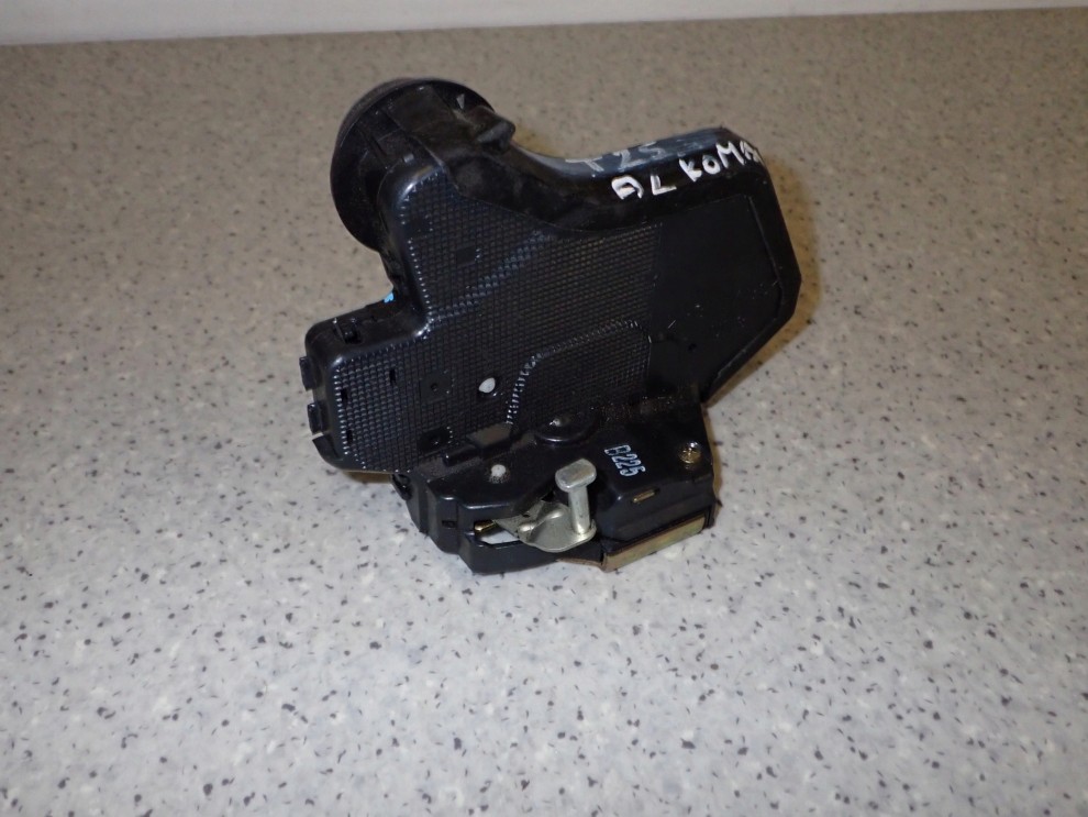 TOYOTA AVENSIS T25 03- ZAMEK DRZWI TYLNY LEWY 1/7