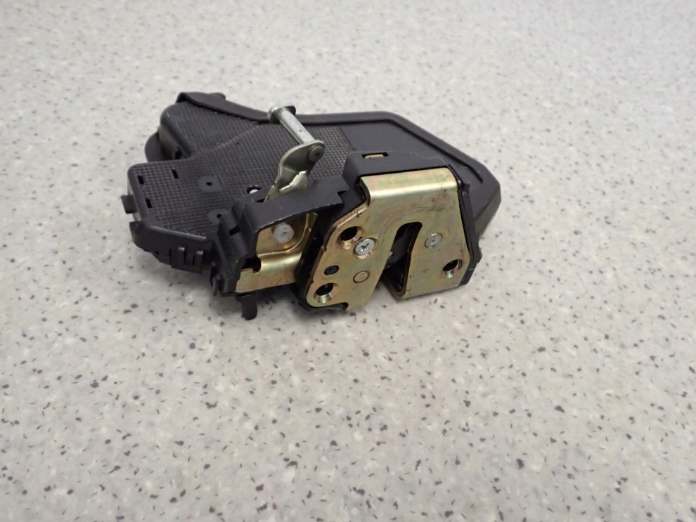 TOYOTA AVENSIS T25 03- ZAMEK DRZWI TYLNY LEWY 3/7