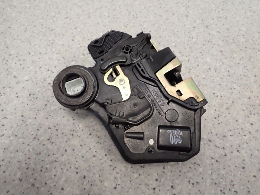 TOYOTA AVENSIS T25 03- ZAMEK DRZWI TYLNY LEWY 5/7