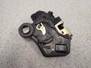 TOYOTA AVENSIS T25 03- ZAMEK DRZWI TYLNY LEWY 5/7 MINIATURA