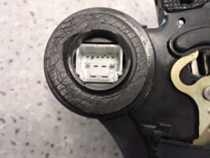 TOYOTA AVENSIS T25 03- ZAMEK DRZWI TYLNY LEWY 6/7 MINIATURA