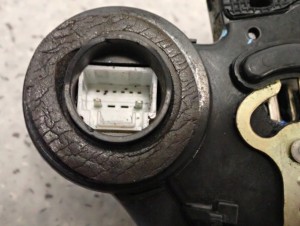 TOYOTA AVENSIS T25 03- ZAMEK DRZWI TYLNY LEWY 7/7 MINIATURA