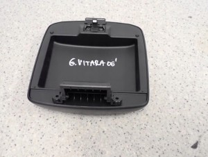 SUZUKI GRAND VITARA II 05- PODŁOKIETNIK POKRYWKA SCHOWKA 6/7 MINIATURA