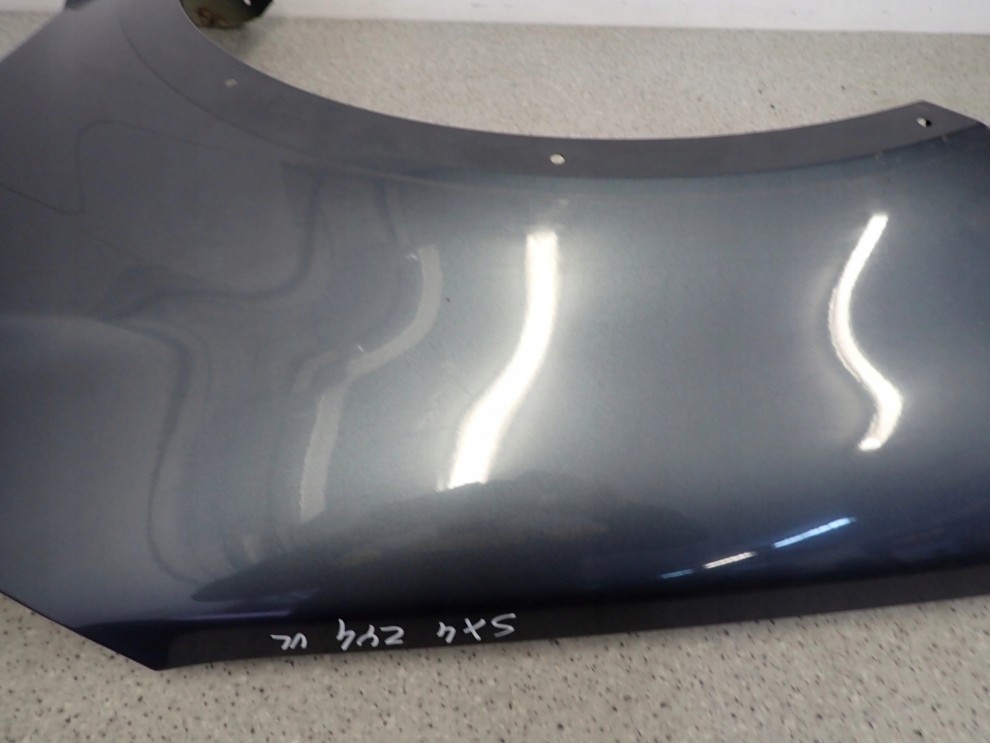 SUZUKI SX4 06-12 BŁOTNIK PRZEDNI LEWY ZY4 8/12