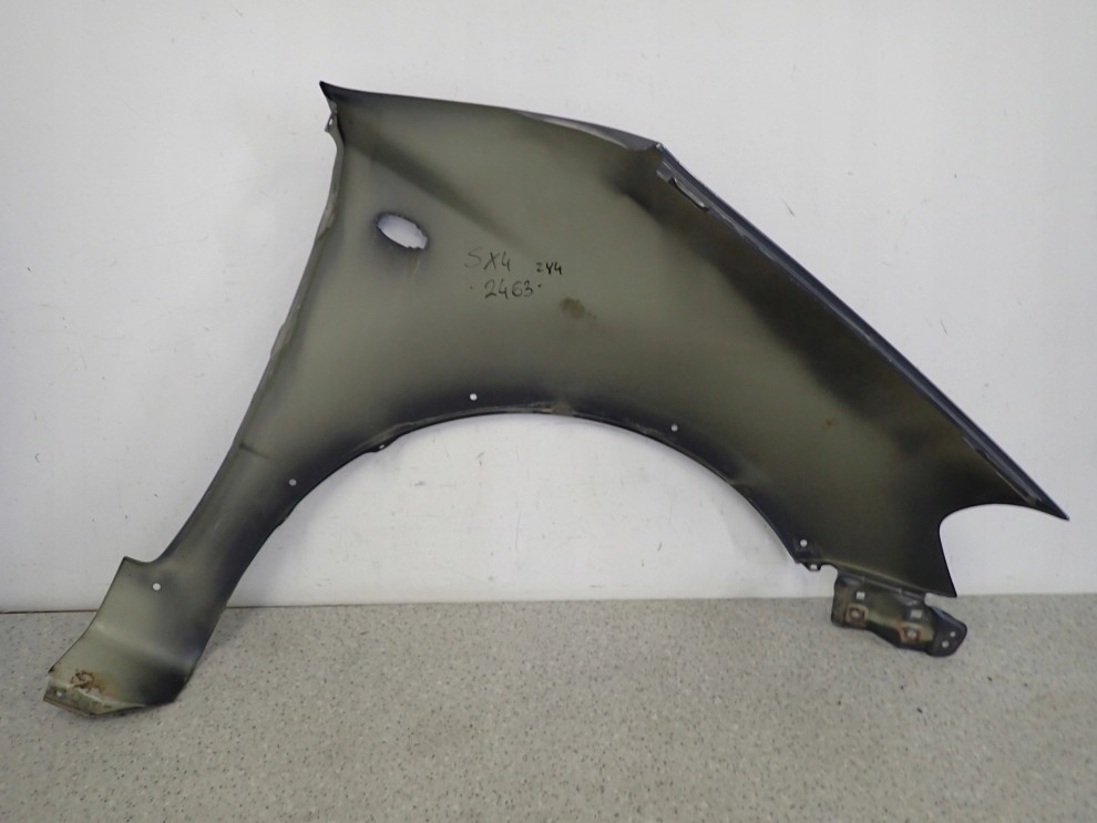 SUZUKI SX4 06-12 BŁOTNIK PRZEDNI LEWY ZY4 10/12