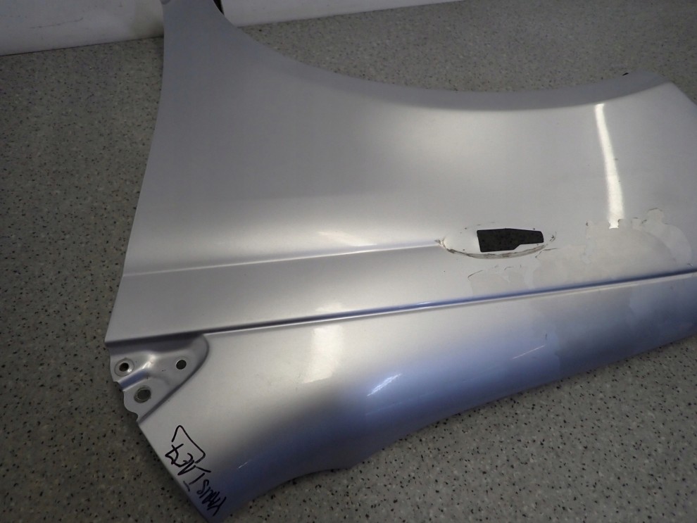 TOYOTA YARIS I 99-05 BŁOTNIK PRZEDNI LEWY 1E7 7/11