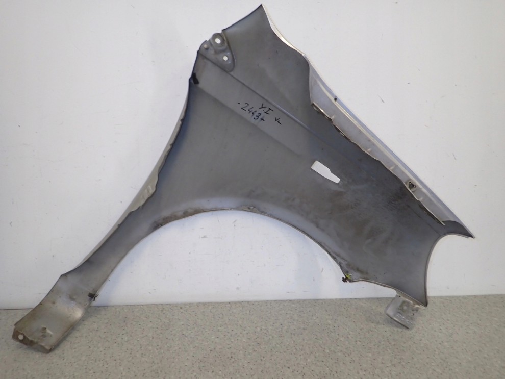 TOYOTA YARIS I 99-05 BŁOTNIK PRZEDNI LEWY 1E7 9/11