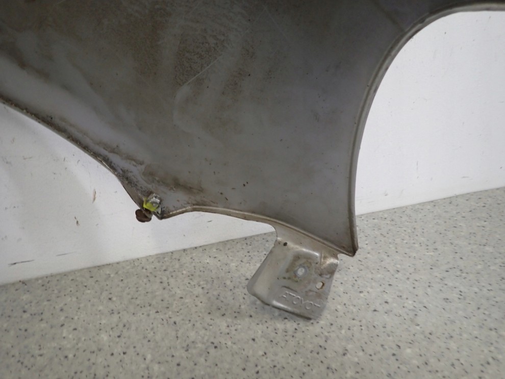 TOYOTA YARIS I 99-05 BŁOTNIK PRZEDNI LEWY 1E7 10/11