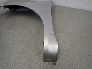 TOYOTA YARIS I 99-05 BŁOTNIK PRZEDNI LEWY 1E7 5/11 MINIATURA