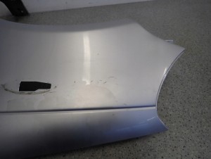 TOYOTA YARIS I 99-05 BŁOTNIK PRZEDNI LEWY 1E7 6/11 MINIATURA