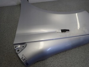 TOYOTA YARIS I 99-05 BŁOTNIK PRZEDNI LEWY 1E7 7/11 MINIATURA