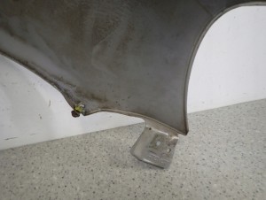 TOYOTA YARIS I 99-05 BŁOTNIK PRZEDNI LEWY 1E7 10/11 MINIATURA