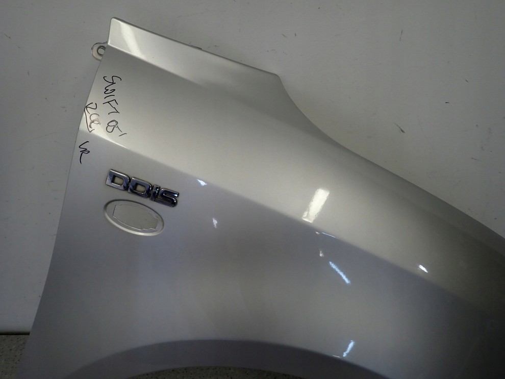 SUZUKI SWIFT III MK6 05-10 BŁOTNIK PRZEDNI PRAWY ZCC 4/13