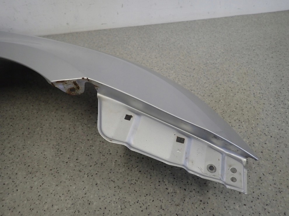 SUZUKI SWIFT III MK6 05-10 BŁOTNIK PRZEDNI PRAWY ZCC 6/13