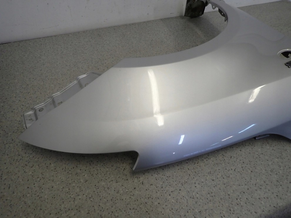 SUZUKI SWIFT III MK6 05-10 BŁOTNIK PRZEDNI PRAWY ZCC 8/13