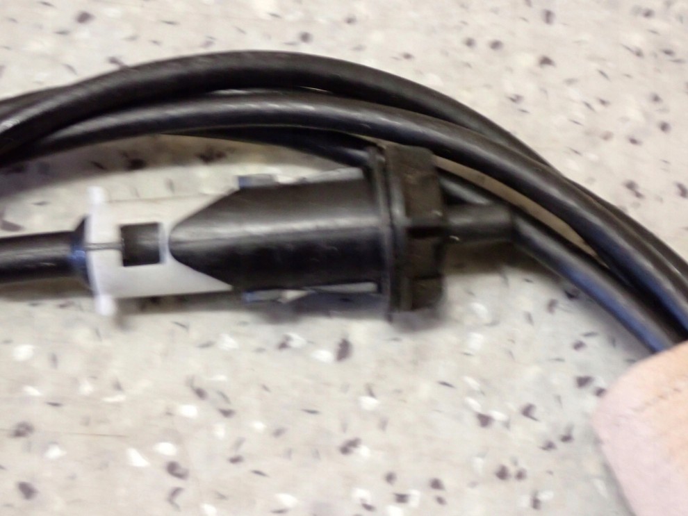 TOYOTA YARIS II 06- LINKA KLAPKI PALIWA Z ZAMKIEM 3/5