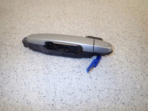 TOYOTA YARIS II 06-11 KLAMKA DRZWI TYLNA LEWA 3/8 MINIATURA