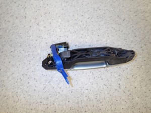 TOYOTA YARIS II 06-11 KLAMKA DRZWI TYLNA LEWA 8/8 MINIATURA