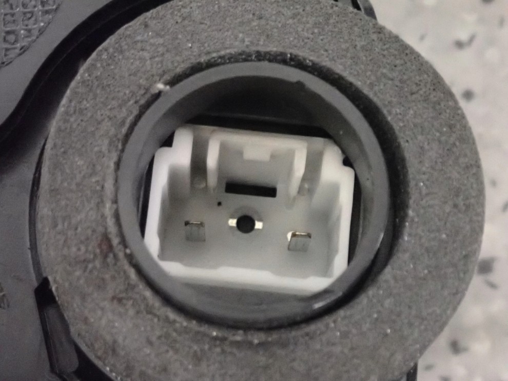 TOYOTA YARIS II 06-11 ZAMEK DRZWI TYLNY LEWY 4/8