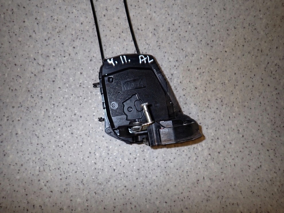 TOYOTA YARIS II 06-11 ZAMEK DRZWI TYLNY LEWY 7/8