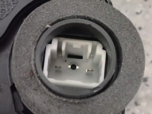 TOYOTA YARIS II 06-11 ZAMEK DRZWI TYLNY LEWY 4/8 MINIATURA