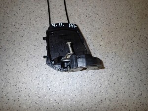 TOYOTA YARIS II 06-11 ZAMEK DRZWI TYLNY LEWY 6/8 MINIATURA