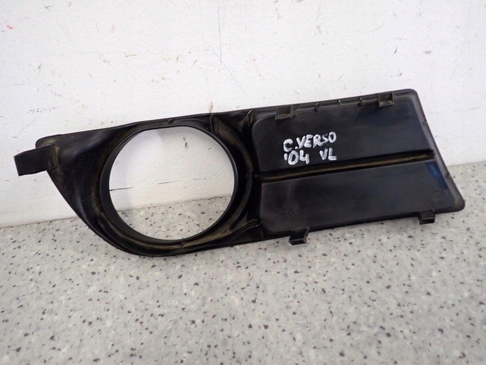 TOYOTA COROLLA VERSO 04-07 KRATKA ZAŚLEPKA HALOGENU LEWA 5/6