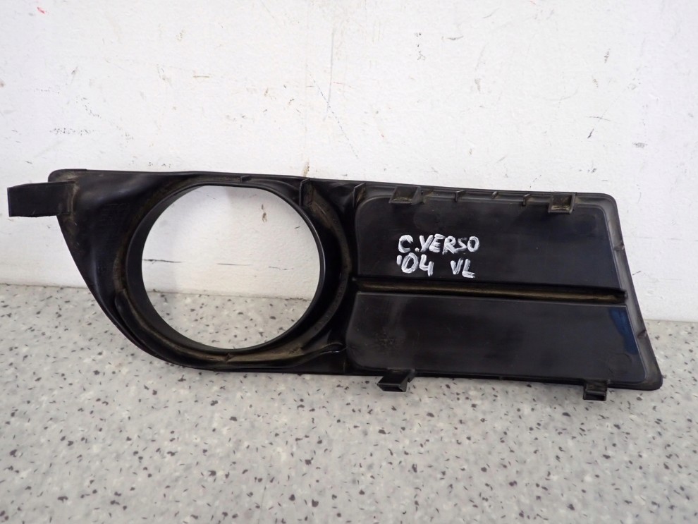 TOYOTA COROLLA VERSO 04-07 KRATKA ZAŚLEPKA HALOGENU LEWA 6/6