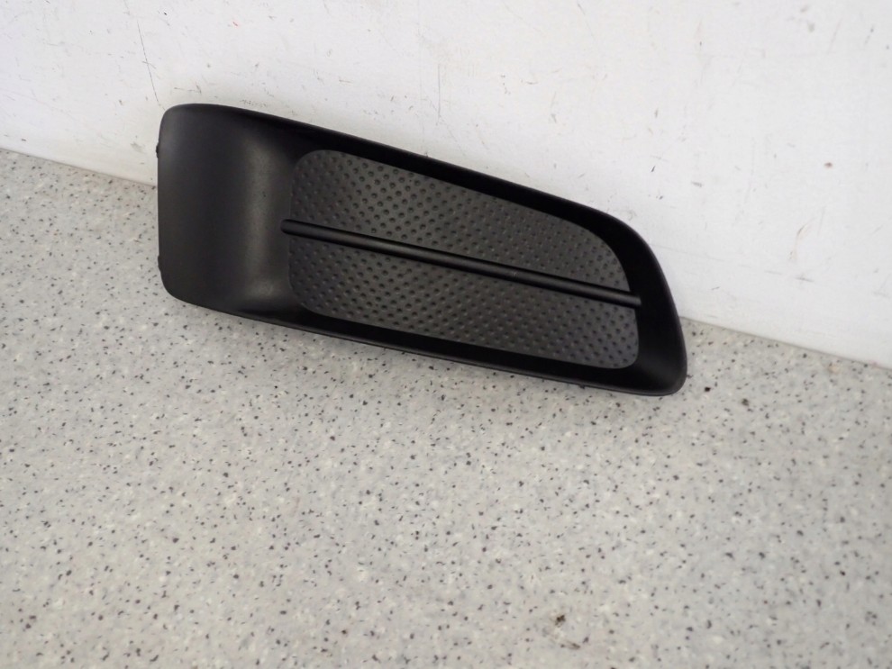 TOYOTA COROLLA VERSO 07- KRATKA ZAŚLEPKA HALOGENU PRAWA 1/7