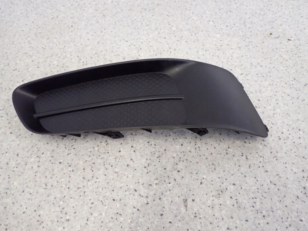 TOYOTA COROLLA VERSO 07- KRATKA ZAŚLEPKA HALOGENU PRAWA 4/7