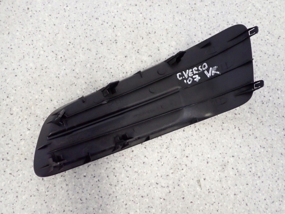 TOYOTA COROLLA VERSO 07- KRATKA ZAŚLEPKA HALOGENU PRAWA 6/7