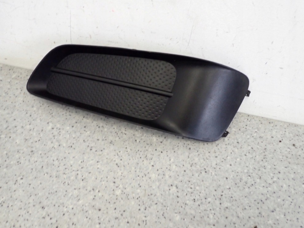 TOYOTA COROLLA VERSO 07- KRATKA ZAŚLEPKA HALOGENU LEWA 3/8