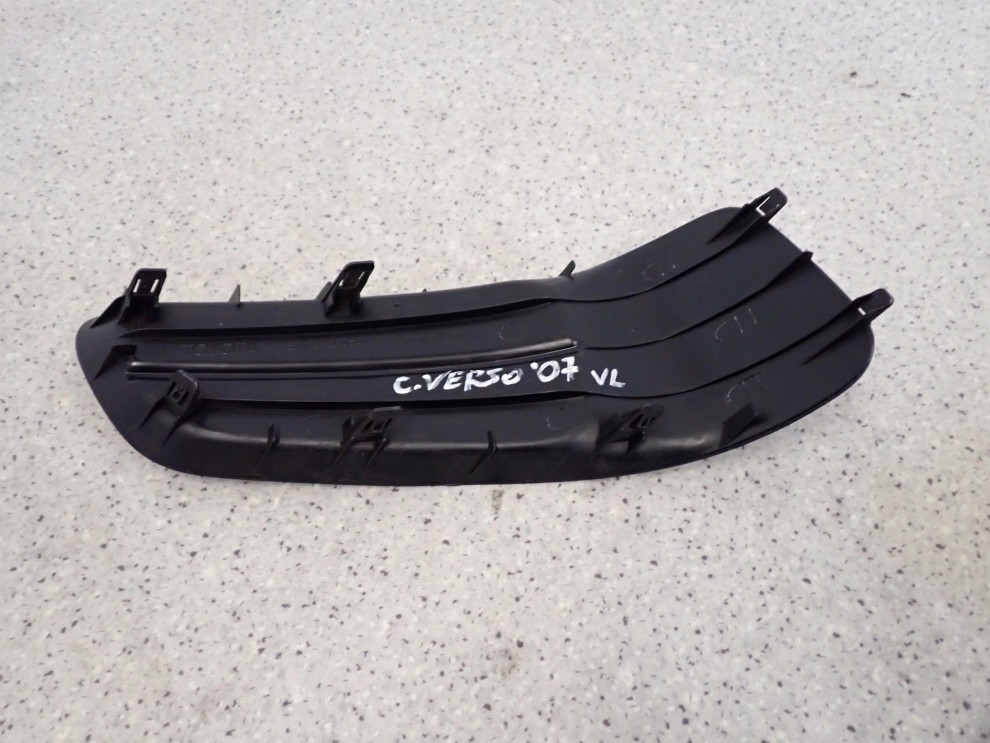 TOYOTA COROLLA VERSO 07- KRATKA ZAŚLEPKA HALOGENU LEWA 7/8