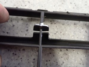 SUZUKI SWIFT 07-09 ATRAPA GRILL KRATKA DOLNA W ZDERZAK 9/10 MINIATURA