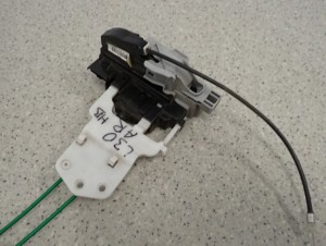 HYUNDAI i30 HB 07-12 ZAMEK DRZWI TYLNY PRAWY 5/9 MINIATURA