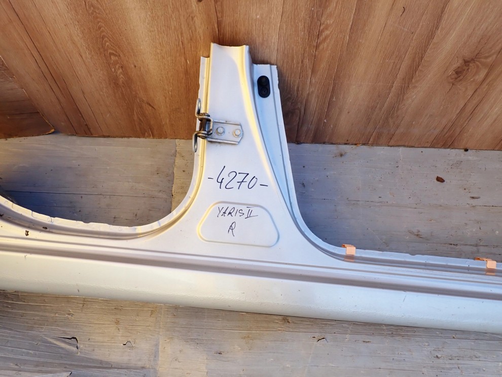 TOYOTA YARIS II 5d 06-11 PRÓG PRAWY 5/12