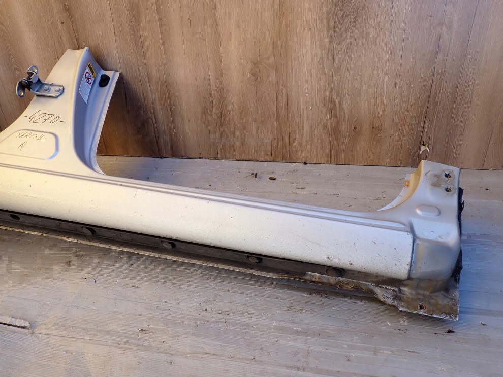 TOYOTA YARIS II 5d 06-11 PRÓG PRAWY 7/12