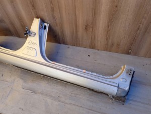 TOYOTA YARIS II 5d 06-11 PRÓG PRAWY 3/12 MINIATURA