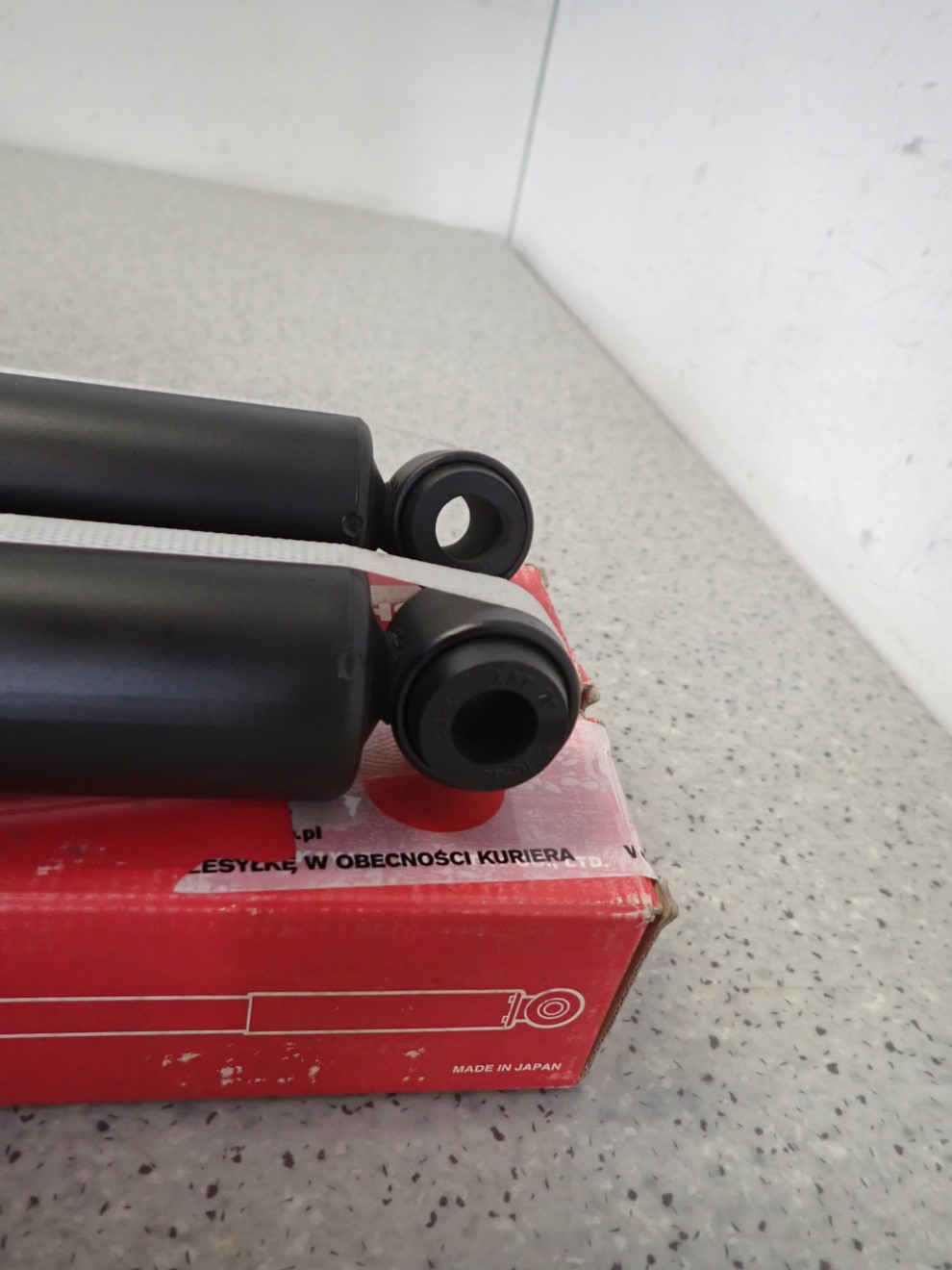 AMORTYZATOR TYŁ KYB 343213 MITSUBISHI TOYOTA NISSAN 3/6