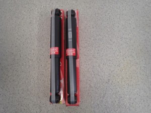 AMORTYZATOR TYŁ KYB 343213 MITSUBISHI TOYOTA NISSAN 1/6 MINIATURA