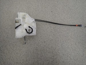 SUZUKI SX4 S-CROSS 13-16 ZAMEK DRZWI PRZEDNI PRAWY 3/5 MINIATURA