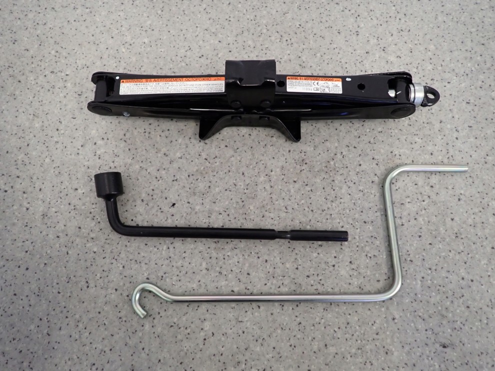 TOYOTA YARIS LEWAREK PODNOŚNIK SAMOCHODOWY KLUCZ DO KÓŁ NOWY 1/5