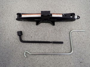 TOYOTA YARIS LEWAREK PODNOŚNIK SAMOCHODOWY KLUCZ DO KÓŁ NOWY 1/5 MINIATURA