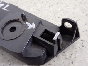 MITSUBISHI COLT 3 DRZWI 04-13 ŚLIZG ZDERZAKA TYLNY LEWY 3/6 MINIATURA