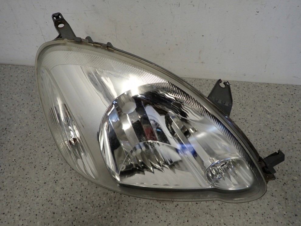 TOYOTA YARIS I FR 03- LAMPA PRZEDNIA PRAWA REFLEKTOR 3/16